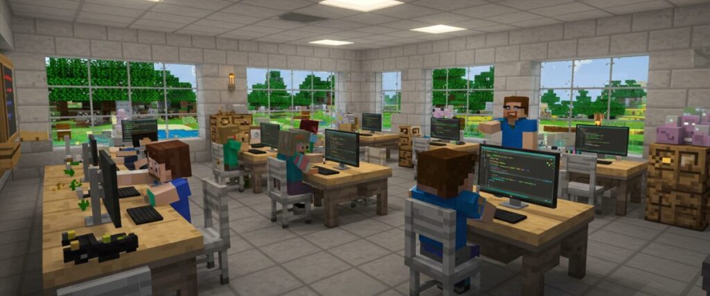 マイクラ風の教室で講師に指導されながら子どもたちがパソコンでプログラミングに取り組む様子
